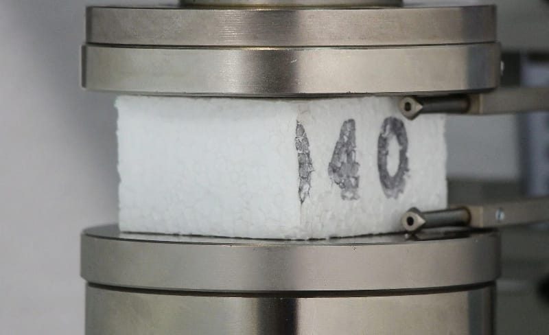Test de compresie pe materiale plastice celulare rigide conform ISO 844 EN 826, ASTM D1621