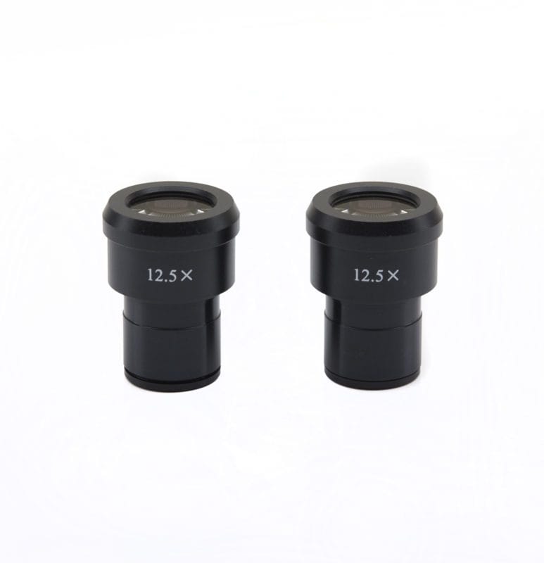 Pereche de oculare 12,5x cu mărire 18x, ochi înalt, focusabile, diametru 23 mm, echipate cu reticulă gri-negru (W&B), pentru observații microscopice de precizie cu câmp larg