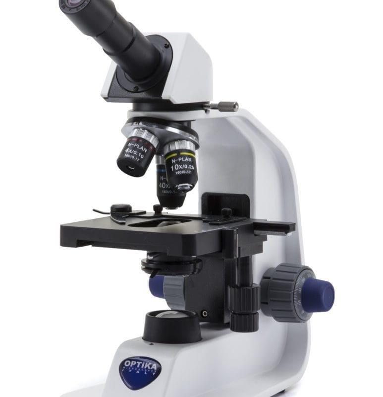 Microscop monocular cu câmp luminos, mărire 400x, obiective PLAN pentru imagine plană, ocular monocular, platforma mobilă XY, baterii reîncărcabile
