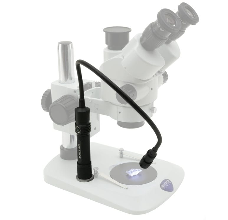 Iluminator cu braț flexibil, fixare magnetică prin placă de montare, alimentare USB, permitând poziționare ajustabilă a sursei de lumină în aplicații de microscopie și inspecție portabilă