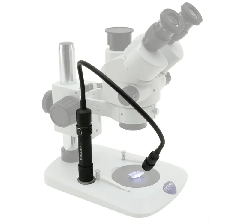 Iluminator cu braț flexibil, fixare magnetică prin placă de montare, alimentare USB, permitând poziționare ajustabilă a sursei de lumină în aplicații de microscopie și inspecție portabilă