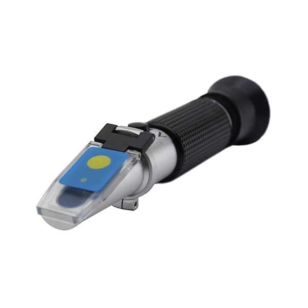 Refractometru de mână pentru măsurarea conținutului de zahăr (Brix) în interval 0-32%, cu compensare automată de temperatură (ATC), LED-uri integrate pentru iluminare și vitrină de observație, utilizat în industria viticolă, alimentară și de procesare