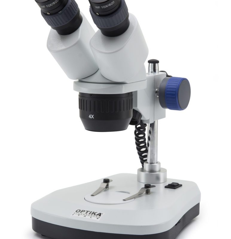 Stereomicroscop SFX pe suport de stâlp, mărire 20x-40x, iluminare LED incidenă și transmisă, alimentare cu baterii reîncărcabile (nu sunt incluse), pentru inspectie și observație binoculară la măriri joase și medii