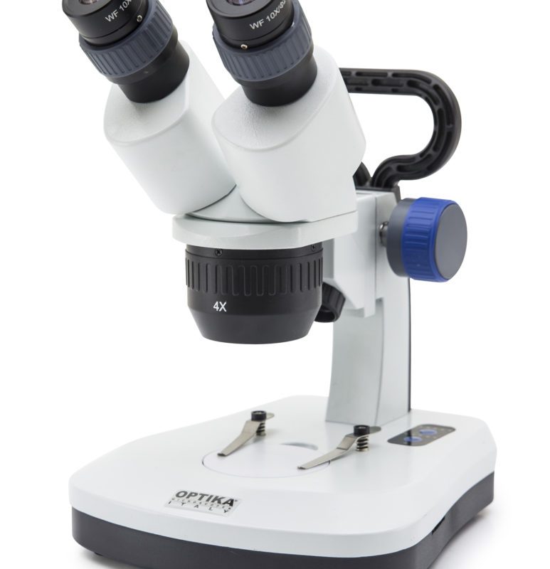 Stereomicroscop SFX cu braț fix, mărire 20x-40x, panou tactil de control, iluminare LED incidenă și transmisă, alimentare cu baterii reîncărcabile (nu sunt incluse), pentru inspecție și observație binoculară