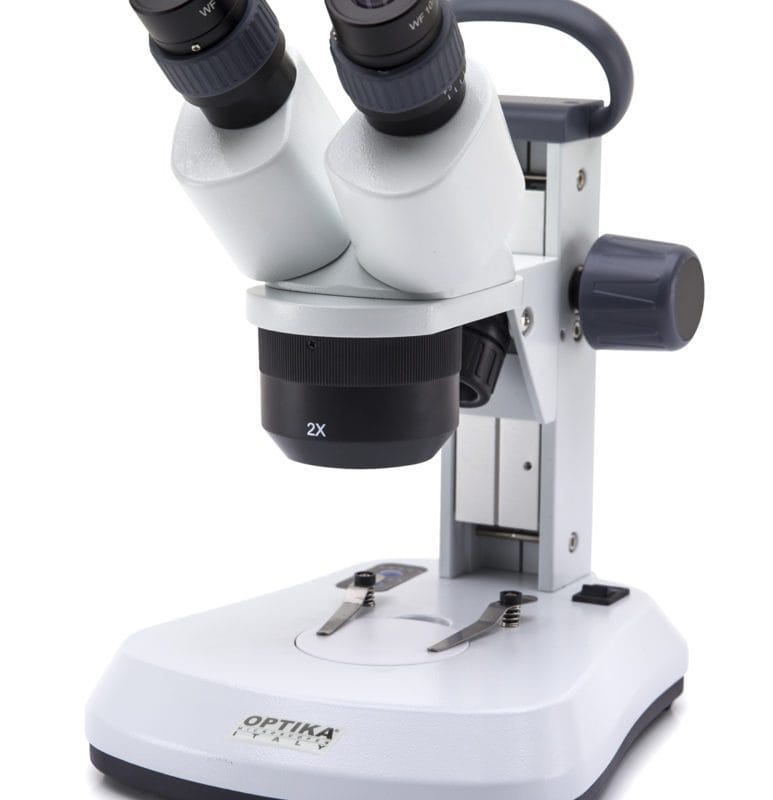 Stereomicroscop SFX cu braț fix, cap rotativ, mărire 10x-20x-40x, panou tactil de control, iluminare LED incidenă și transmisă, alimentare cu baterii reîncărcabile (nu sunt incluse), pentru observații multicanale la măriri variate