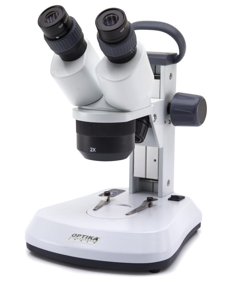 Stereomicroscop SFX cu braț fix, cap rotativ, mărire 10x-20x-40x, panou tactil de control, iluminare LED incidenă și transmisă, alimentare cu baterii reîncărcabile (nu sunt incluse), pentru observații multicanale la măriri variate