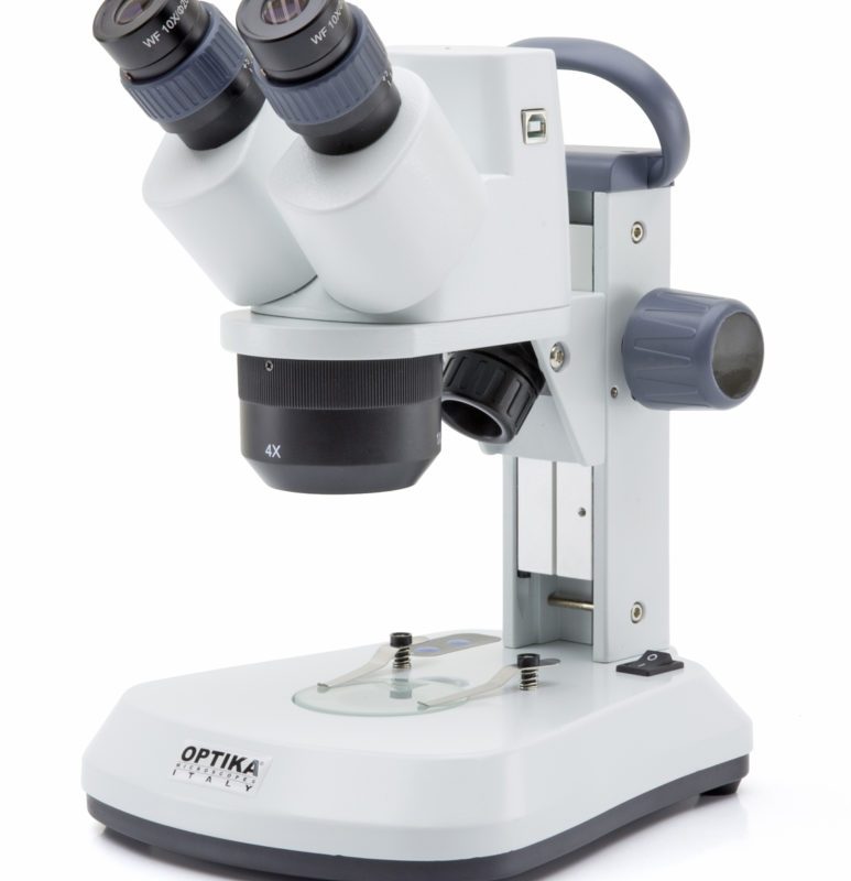 Stereomicroscop digital SFX cu braț fix, mărire 10x-20x-40x, panou tactil de control, iluminare LED incidenă și transmisă, cameră digitală integrată, alimentare cu baterii reîncărcabile (nu sunt incluse), pentru captură și analiză de imagini