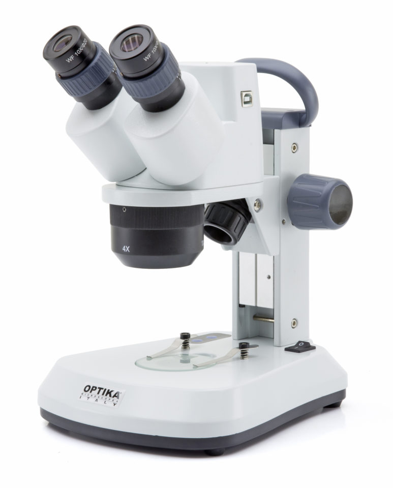 Stereomicroscop digital SFX cu braț fix, mărire 10x-20x-40x, panou tactil de control, iluminare LED incidenă și transmisă, cameră digitală integrată, alimentare cu baterii reîncărcabile (nu sunt incluse), pentru captură și analiză de imagini