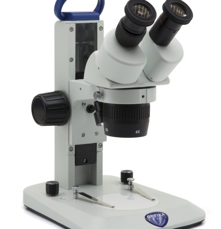 Stereomicroscop SLX cu braț fix, mărire 20x-40x, iluminare LED incidenă și transmisă, alimentare cu baterii reîncărcabile (nu sunt incluse), pentru observații binocular rigide și stabilizate cu capacitate de iluminare duală
