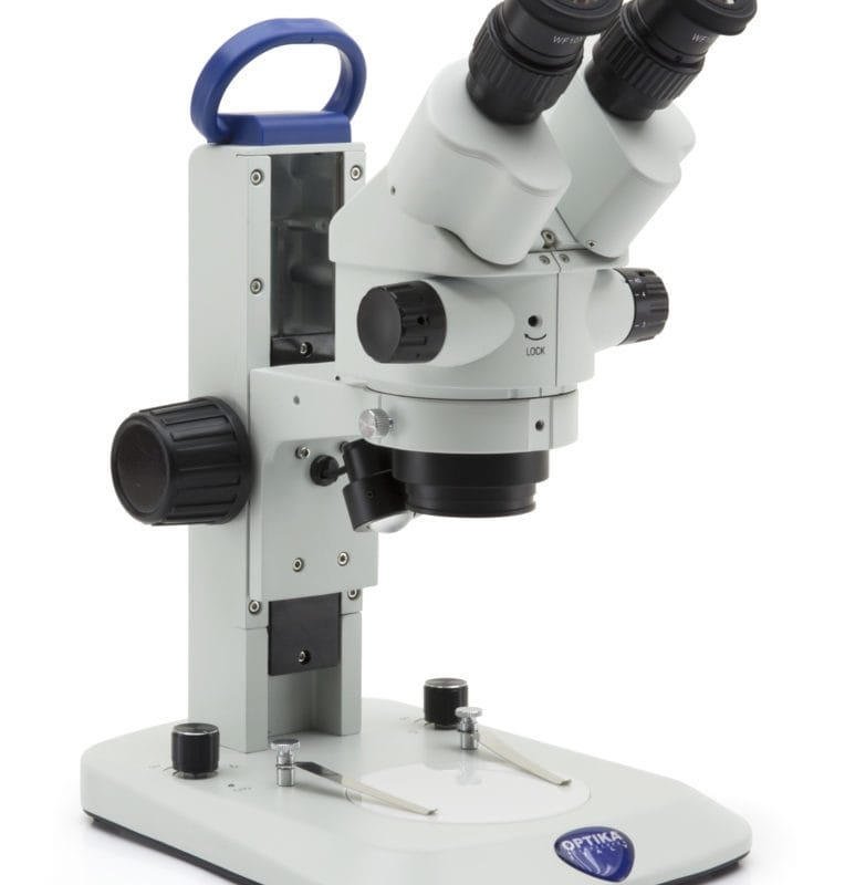 Stereomicroscop SLX cu braț fix, zoom continuu 7x-45x, raport de mărire 6.43:1, iluminare LED incidenă și transmisă, alimentare cu baterii reîncărcabile (nu sunt incluse), pentru observații cu variabilitate înaltă a măririlor și flexibilitate optică