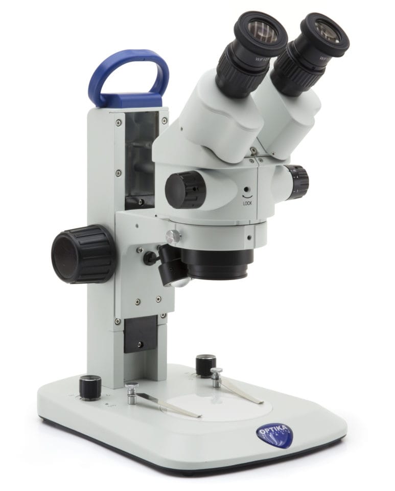 Stereomicroscop SLX cu braț fix, zoom continuu 7x-45x, raport de mărire 6.43:1, iluminare LED incidenă și transmisă, alimentare cu baterii reîncărcabile (nu sunt incluse), pentru observații cu variabilitate înaltă a măririlor și flexibilitate optică