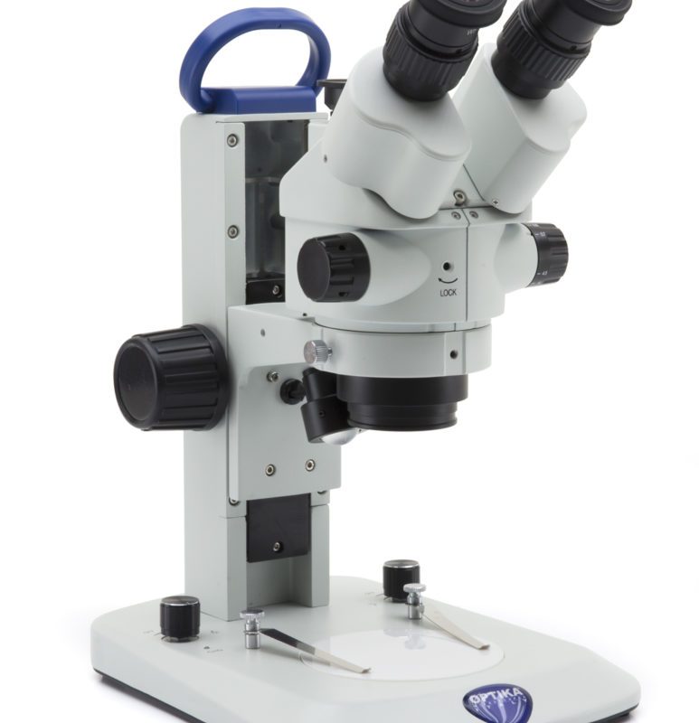Stereomicroscop trinociular SLX cu mărire 7x-45x, raport de zoom 6,43:1, braț fix, iluminare LED incidentă și transmisă, alimentare cu baterii reîncărcabile (nu sunt incluse)