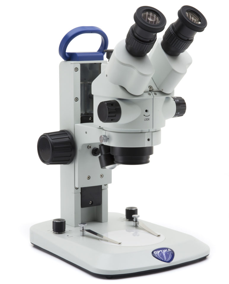 Stereomicroscop trinociular SLX cu mărire 7x-45x, raport de zoom 6,43:1, braț fix, iluminare LED incidentă și transmisă, alimentare cu baterii reîncărcabile (nu sunt incluse)